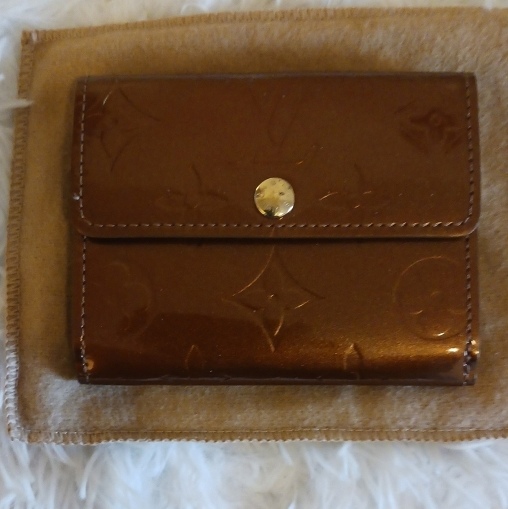 Louis vuitton vernis small wallet.